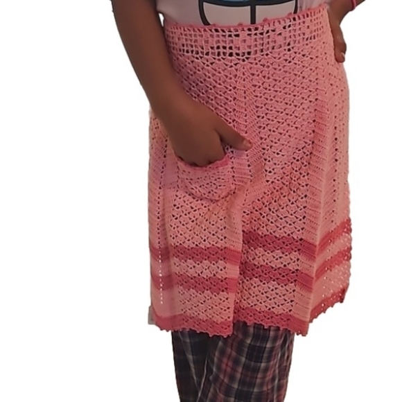 Hand Crafted Kitchen Crochet Apron Pink Vintage Cottagecore Floral open stitch - Picture 4 of 17